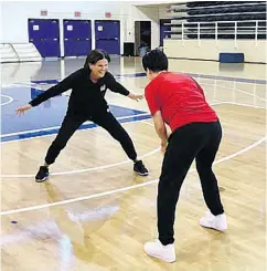  ?? UBC PHOTO ?? UBC women’s basketball coach Deb Huband and Chinese women’s U-18 national team coach Xuedi Cong recreate the photo at left from 1984.
