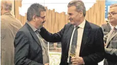  ?? FOTO: PR/WOHNBAU ?? Horst Riess und EU-Kommissar Günther Oettinger im Gespräch über die Arbeit der Wohnbau.