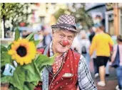  ??  ?? Clown Helmut Ruettgers passte mit seinem Outfit und seiner roten Nase perfekt ins Geschehen.