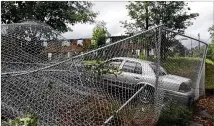  ?? MATT KEMPNER / AJC ?? Parts of the city of Atlanta remain economical­ly distressed, like this former apartment complex along Bolton Road in the city’s northwest. A nonprofit set up by the city to help such areas instead apparently only spent money on airfare upgrades.