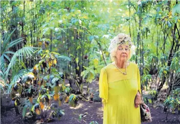  ?? COURTESY OF NATHAN BENN ?? Milliner Frances Crowe Stahl in her friend’s garden in Key West. Former National Geographic photograph­er Nathan Benn took pictures of her while on assignment in 1981.