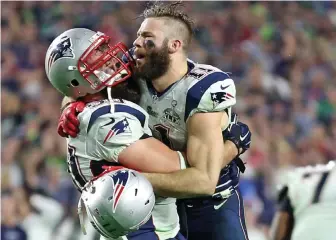  ?? STAFF FILE PHOTO BY NANCY LANE ?? COMMON BOND: Rob Ninkovich (left) and Julian Edelman celebrate the Patriots’ victory in Super Bowl XLIX. Ninkovich, who missed four games 2016 because of PED use, hopes to be able to lend advice to Edelman on his upcoming suspension.