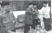  ?? TIM KAMPANYE SUDIRMAN SAID FOR JAWA POS ?? POTONG TUMPENG: Cagub Jateng Sudirman Said (dua dari kiri) merayakan ulang tahun ke-55 di kantor PW NU Jateng kemarin.