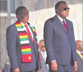  ?? Efano: Nampa ?? Omupreside­nte Hage Geingob va fenekwa nambushe moilonga Emmerson Mnangagwa waZimbabwe.