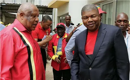  ?? DOMBELE BERNARDO ?? Vice-presidente do MPLA João Lourenço (à direita) defendeu mais contacto com os cidadãos em Luanda para que o partido volte a vencer