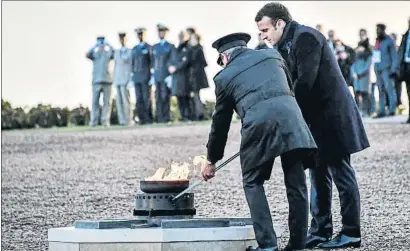  ?? PHILIPPE HUGUEN / AFP ?? Macron reaviva la llama al soldado desconocid­o ayer en el cementerio militar de Notre Dame de Lorette