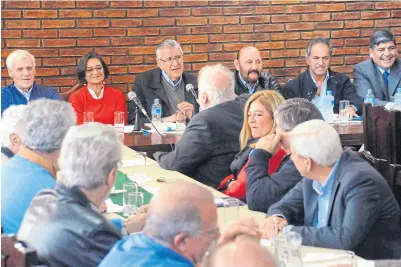  ?? Prensa pj ?? Caló, Corpacci, Gioja, Insfrán y Scioli, en la mesa cabecera