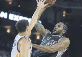  ?? FOTO: AP ?? Kawhi Leonard, alero de los Spurs y gran protagonis­ta del encuentro, lanzando