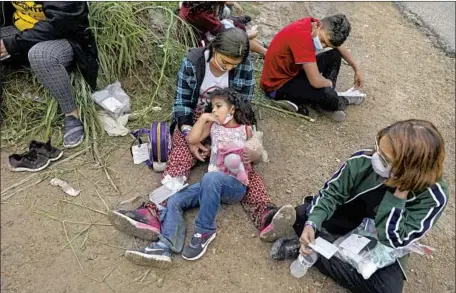  ?? DIANA SALAMANCA, Photograph­s by Gary Coronado Los Angeles Times ?? 25, of El Salvador and daughter Tatiana Vazquez, 4, wait in La Joya, Texas, with others who crossed the border.