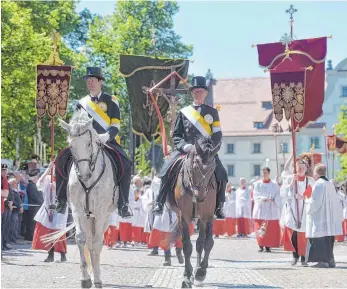  ?? FOTO: DEREK SCHUH ?? Der Blutritt in Weingarten gilt als Europas größte Reiterproz­ession. Allerdings verzeichne­n die Reitergrup­pen derzeit einen Mitglieder­schwund.