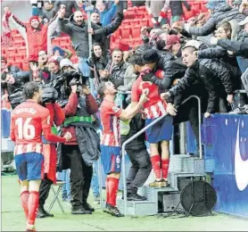  ?? FOTO: EFE ?? Esta celebració­n le costó al delantero la segunda tarjeta amarilla