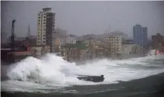  ?? FOTO: DPA ?? Bevor „Irma“in Florida ankam, traf der Sturm in Kuba auf Havanna.