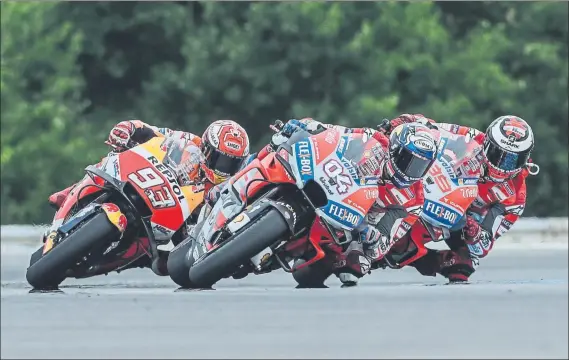  ?? FOTO: EFE ?? Marc Márquez empieza a verbalizar que los dos pilotos del equipo oficial Ducati son los rivales. Si en Austria aún mencionaba a Rossi, segundo de la tabla, ahora ya se fija en las Ducati