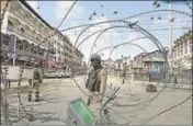  ?? WASEEM ANDRABI/HT FILE ?? Paramilita­ry soldiers stand guard near a temporary barricade in Srinagar.