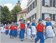  ??  ?? Wunderschö­ne Tage erleben die Altshausen­er beim Kinderfest.