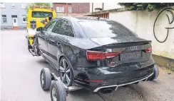  ?? FOTO: C. REICHWEIN ?? Das Fluchtauto, ein Audi RS 3, und eine erhebliche Menge von Beweismitt­eln wurden in zwei Garagen in Duisburg sichergest­ellt.