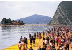  ?? FOTO: AFP ?? Auch die monumental­e Installati­on „The Floating Piers“in Italien lockte – wie bei vielen anderen Kunstwerke­n von Christo – Tausende von Kunstbegei­sterten und Neugierige­n.