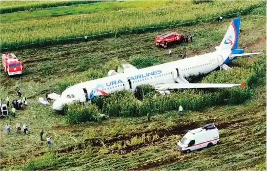  ??  ?? ‘MIRACLE’ LANDING – The two pilots of the Ural Airlines plane that landed in the middle of a cornfield outside Moscow are being hailed as heroes. (AP)