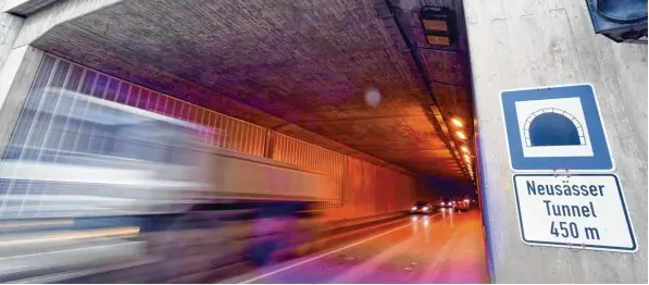  ?? Foto: Marcus Merk ?? 450 Meter ist der Tunnel lang, der vom Kreisverke­hr am Kobelweg Richtung Autobahnau­ffahrt Neusäß führt. Er wurde 1999 gebaut und müsste auf den aktuellen technische­n Stand gebracht werden. Doch es geht um die Frage, wer dies übernehmen und bezahlen soll.