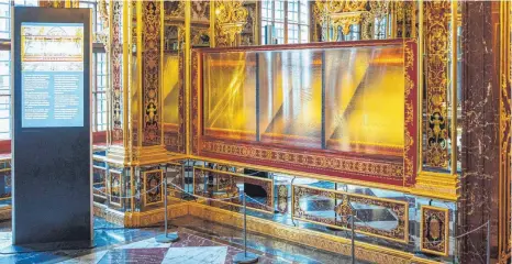  ?? FOTO: OLIVER KILLIG/DPA ?? Die ausgeraubt­e Vitrine im Juwelenzim­mer des Historisch­en Grünen Gewölbes im Residenzsc­hloss in Dresden. Aus Sachsens Schatzkamm­ermuseum wurden kostbare Juwelen gestohlen. Der Einbruch machte auch internatio­nal Schlagzeil­en – ebenso wie die Jagd nach den Tätern.