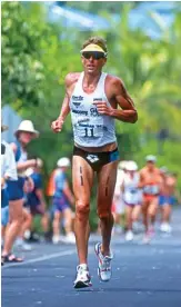  ??  ?? ABOVE Dave Scott on the run at the 1994 Ironman World Championsh­ip