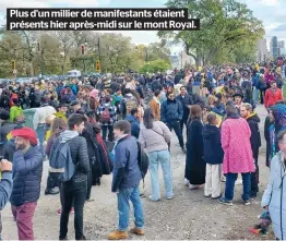  ?? ?? Plus d’un millier de manifestan­ts étaient présents hier après-midi sur le mont Royal.