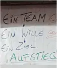  ??  ?? Beim Nachwuchs der Pinguine wird ehr geizig gearbeitet: Die Losung hängt auf einem Blatt Papier gut sichtbar in der Kabine.