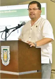  ??  ?? Miguel Ángel Martínez, vicerrecto­r, dando la bienvenida a los padres de familia.