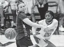  ?? Billy Calzada / Staff Photograph­er ?? Kierra Sanderlin (20) and Judson got the best of Samantha Wagner and Reagan. Sanderlin scored 33 points; Wagner had 22.