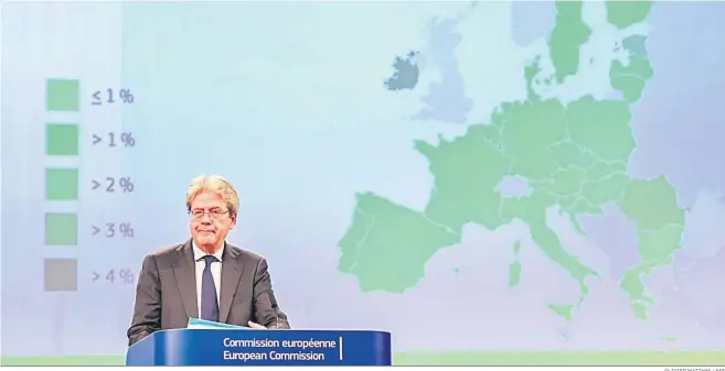  ?? OLIVIER MATTHYS / EFE ?? El comisario de Economía de la Comisión Europea, Paolo Gentiloni, en rueda de prensa, ayer en Bruselas.