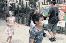  ??  ?? Las escuelas abrirán con un mandato de uso obligatori­o de mascarilla­s.