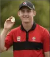  ?? ERIC BOLTE, USA TODAY SPORTS ?? Jared du Toit holds his medal for best Canadian amateur. He tied for ninth at Glen Abbey.