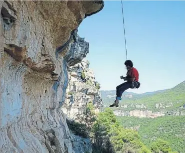  ?? XAVI JURIO ?? El escalador Miki Cardona en una pared de Siurana, en una foto de archivo