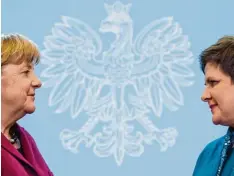  ??  ?? Spürbar war die Distanz zwischen Kanzlerin Angela Merkel und der polnischen Mi nisterpräs­identin Beata Szydlo bei dem Treffen in Warschau.