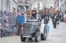  ?? ARCHIVFOTO: SEBASTIAN KORINTH ?? Bei Umzügen präsentier­t Siegbert Krall die Otterswang­er Narren stets auf einem Wagen, der auf Knopfdruck Konfetti in die Luft bläst – sehr zum Ärger der Stegstreck­er.