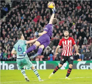  ?? PHOTO: REUTERS ?? Air time . . . Arsenal goalkeeper Bernd Leno stretches in vain as Southampto­n’s Charlie Austin scores his team’s third goal at St Mary’s Stadium in Southampto­n yesterday.