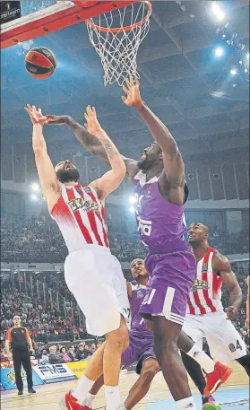  ?? FOTO: EFE ?? Spanoulis intenta la canasta ante la oposición de Othello Hunter