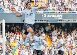  ?? ?? Edinson Cavani celebra un gol con el Valencia en Mestalla.