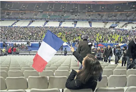  ?? FOTO: IMAGO ?? Stade de France: Nach dem Anschlag in Paris flüchten die Fans in den Innenraum des Stadions in Frankreich.