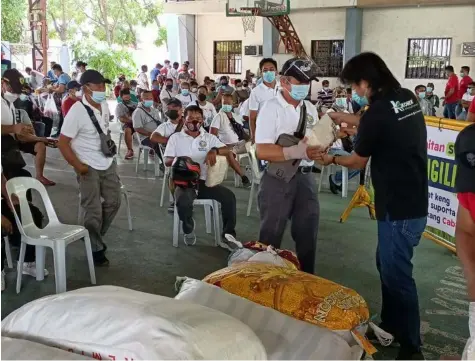  ?? (Reynaldo G. Navales) ?? AYUDA. Staff from the office of Senator Kiko Pangilinan distribute rice to Angeles City drivers under the lawmaker's Ayudang Abias Keng Panaun Na Ning Pandemya.'