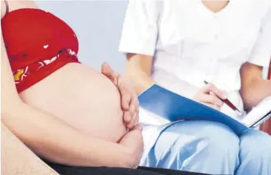  ?? EL PERIÓDICO ?? Imagen de archivo de una mujer embarazada en una consulta médica.