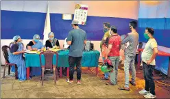  ?? AFP ?? Beneficiar­ies at a Covid-19 vaccinatio­n centre in Siliguri on Wednesday.