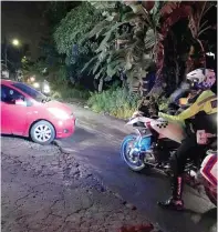  ?? GALIH WICAKSONO/JAWA POS ?? EFEK JERA: Petugas kepolisian menghadang pengunjung kafe yang hendak menghindar dari operasi yustisi PPKM pada Senin malam (11/1). Foto kanan, Wabup Moh. Qosim dan jajaran Forkopimda Gresik memimpin pelaksanaa­n operasi jam malam ke sejumlah tempat perbelanja­an dan lokasi lain.