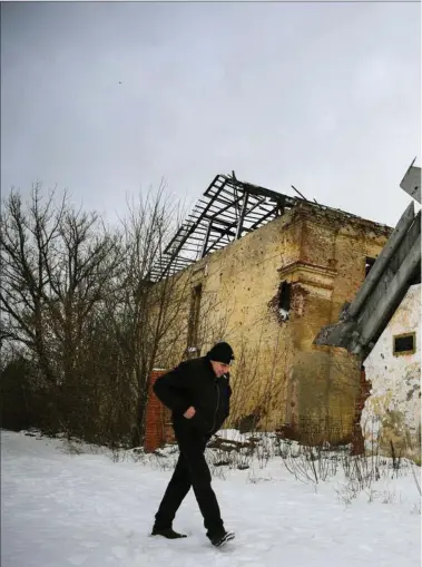  ?? ?? En mand går forbi en tidligere militaerin­stallation i det østlige Ukraine. Et krigsudbru­d vil ramme aktiemarke­derne. Foto: AFP/Ritzau Scanpix