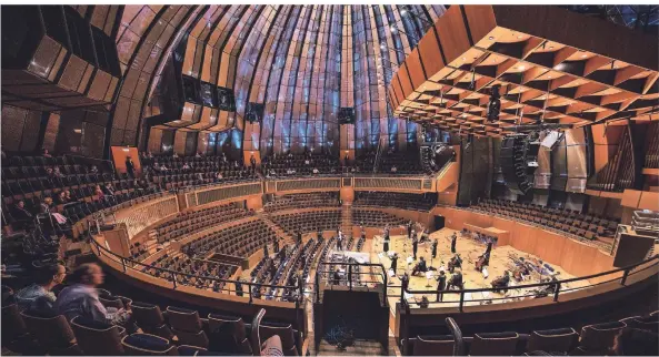 ??  ?? Seltenes Bild in der Tonhalle: Fast leere Ränge beim Konzert der Düsseldorf­er Symphonike­r – dem ersten seit der Coronakris­e. Nur etwa 100 Zuhörer waren zugelassen.