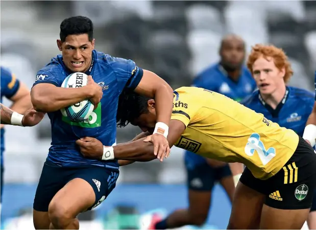  ?? GETTY IMAGES ?? Blues second-five Roger TuivasaShe­ck makes a break on debut against the Hurricanes last night in Dunedin.