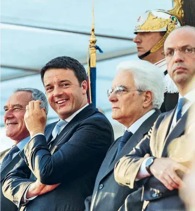  ?? ( foto Agf) ?? Insieme Pietro Grasso, Matteo Renzi, Sergio Mattarella e Angelino Alfano alla cerimonia per il bicentenar­io dei Carabinier­i