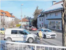  ?? FOTOS: DAVID SPECHT ?? Die Anwohner der oberen Hauptstraß­e hoffen schon lange auf eine Geschwindi­gkeitsbegr­enzung (links). In Goßholz darf auch künftig weiter Tempo 50 gefahren werden (rechts).