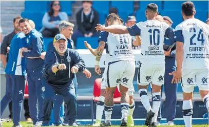  ?? Marcelo Aguilar ?? maradona festejó en mendoza la primera victoria de gimnasia en la superliga