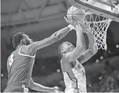  ?? RON IRBY/ASSOCIATED PRESS ?? Alabama’s Donta Hall, left, blocks the shot of UF’s Keith Stone during Saturday’s game in Gainesvill­e.